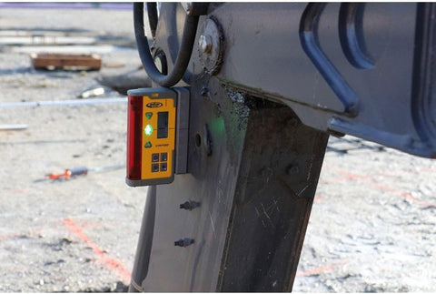 Spectra Precision CR700 Combination Laser Receiver with C70 Rod Clamp, C71 Magnetic Mount, Alkaline Batteries, Patented Reception Technology,Blue/green/red